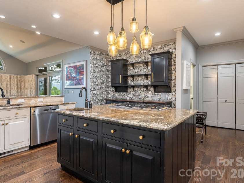 305 Piney Knoll Lane, Hendersonville, NC 28739.  MLS# CAR4386427, YatesRealty ID 28638. 