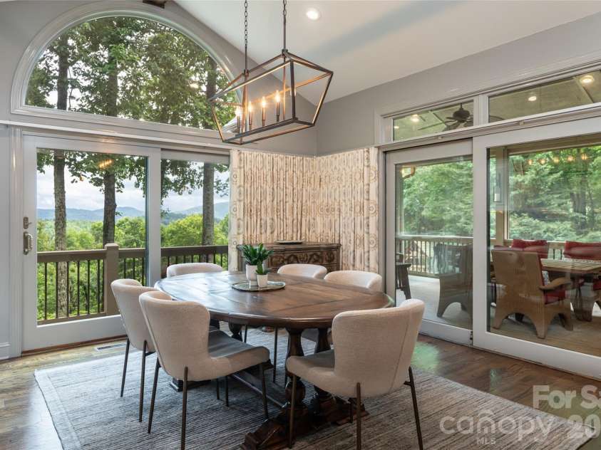 305 Piney Knoll Lane, Hendersonville, NC 28739.  MLS# CAR4386427, YatesRealty ID 28638. 