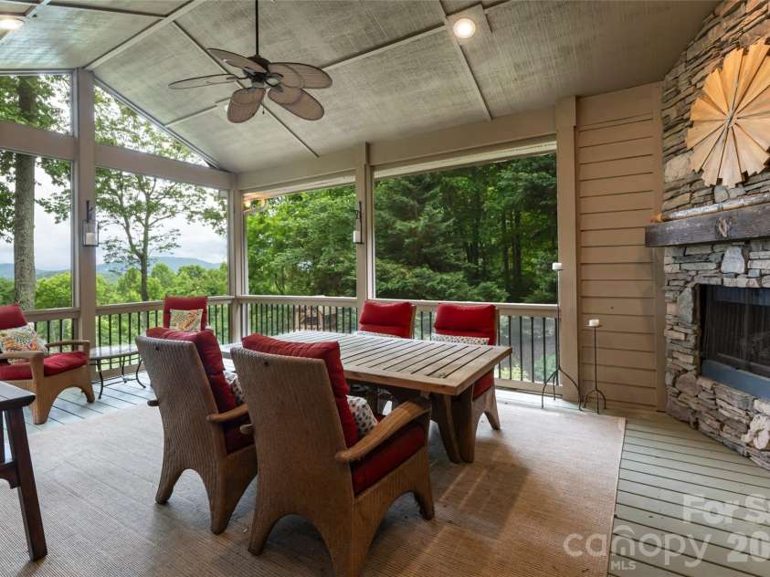 305 Piney Knoll Lane, Hendersonville, NC 28739.  MLS# CAR4386427, YatesRealty ID 28638. 