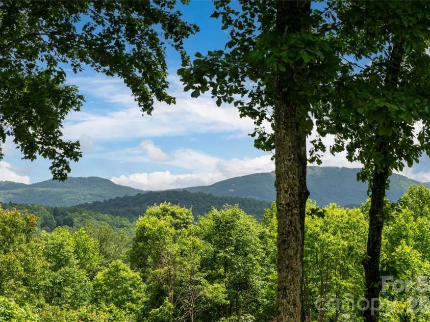 305 Piney Knoll Lane, Hendersonville, NC 28739.  MLS# CAR4386427, YatesRealty ID 28638. 