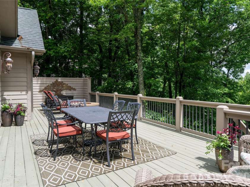 305 Piney Knoll Lane, Hendersonville, NC 28739.  MLS# CAR4386427, YatesRealty ID 28638. 