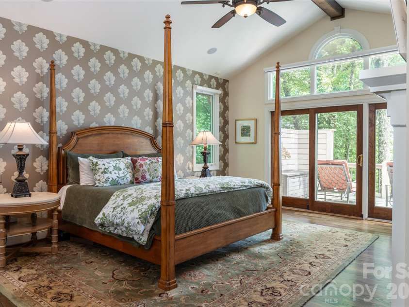 305 Piney Knoll Lane, Hendersonville, NC 28739.  MLS# CAR4386427, YatesRealty ID 28638. 