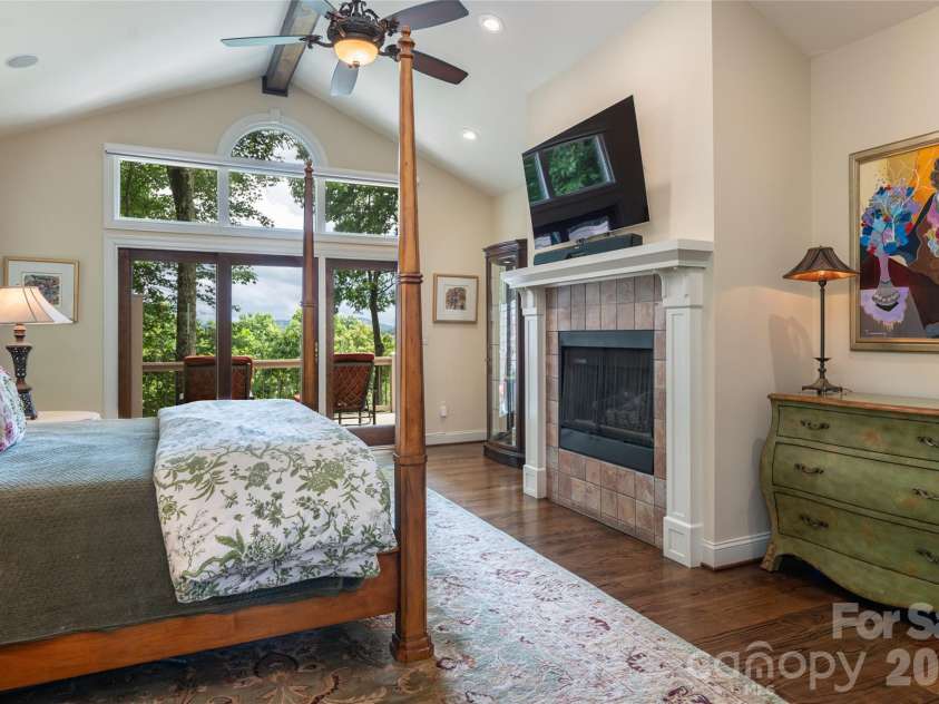 305 Piney Knoll Lane, Hendersonville, NC 28739.  MLS# CAR4386427, YatesRealty ID 28638. 