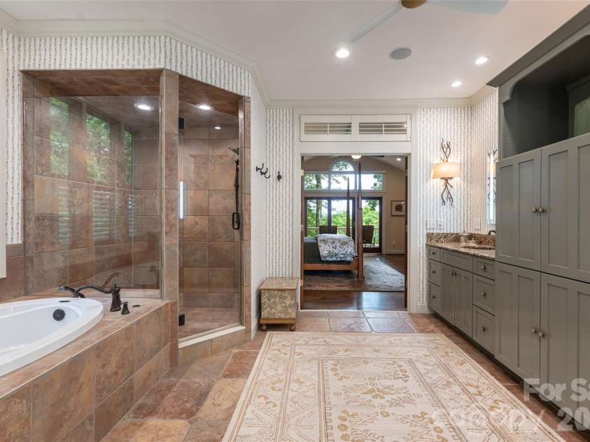 305 Piney Knoll Lane, Hendersonville, NC 28739.  MLS# CAR4386427, YatesRealty ID 28638. 