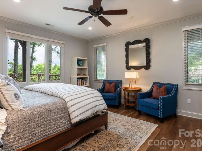 305 Piney Knoll Lane, Hendersonville, NC 28739.  MLS# CAR4386427, YatesRealty ID 28638. 
