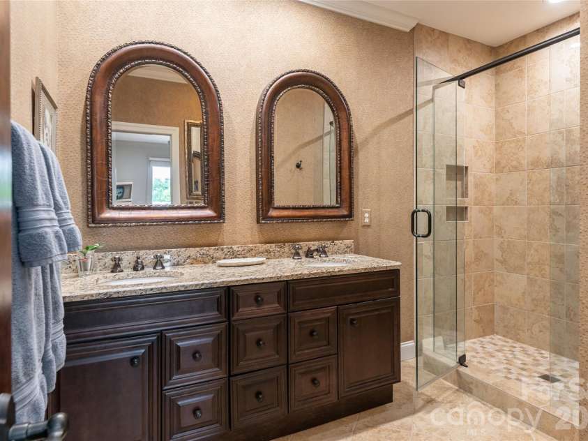 305 Piney Knoll Lane, Hendersonville, NC 28739.  MLS# CAR4386427, YatesRealty ID 28638. 