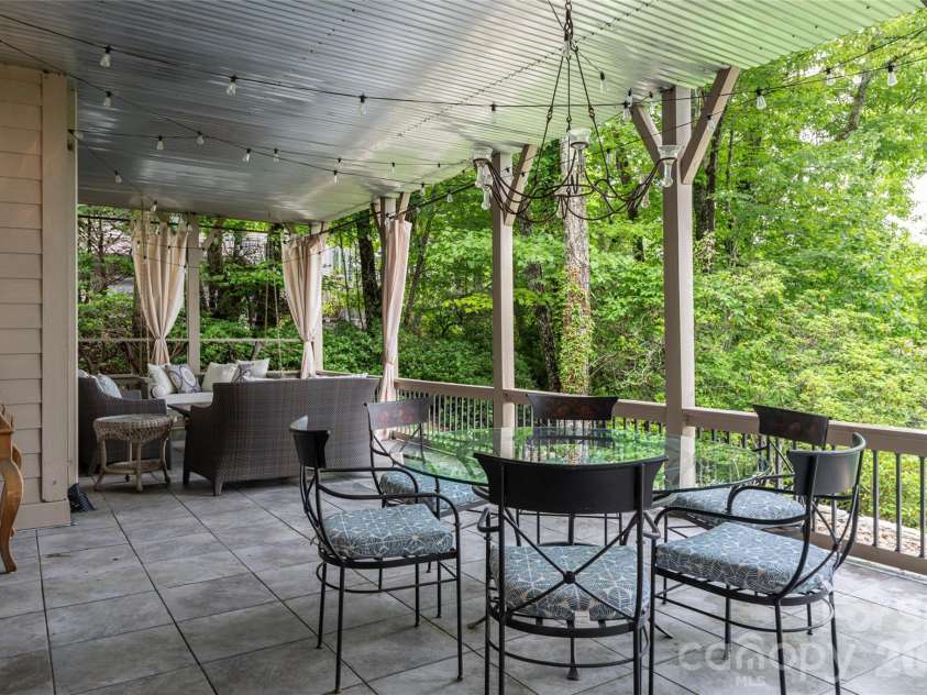 305 Piney Knoll Lane, Hendersonville, NC 28739.  MLS# CAR4386427, YatesRealty ID 28638. 