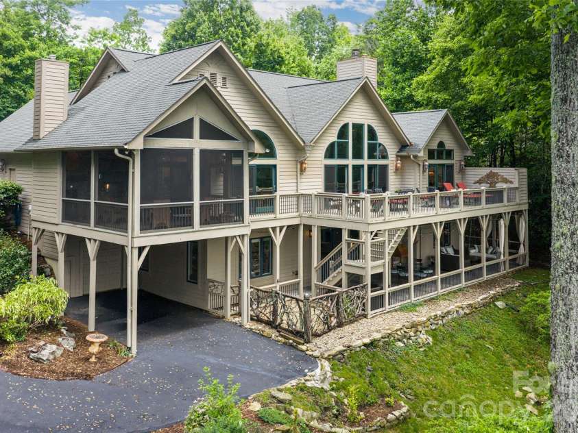 305 Piney Knoll Lane, Hendersonville, NC 28739.  MLS# CAR4386427, YatesRealty ID 28638. 