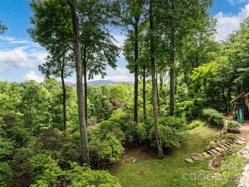 305 Piney Knoll Lane, Hendersonville, NC 28739.  MLS# CAR4386427, YatesRealty ID 28638. 