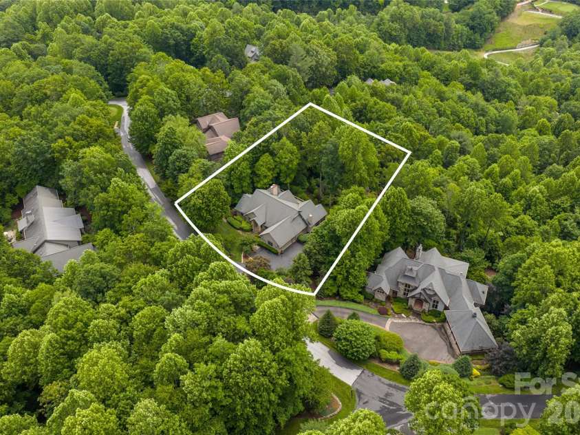 305 Piney Knoll Lane, Hendersonville, NC 28739.  MLS# CAR4386427, YatesRealty ID 28638. 