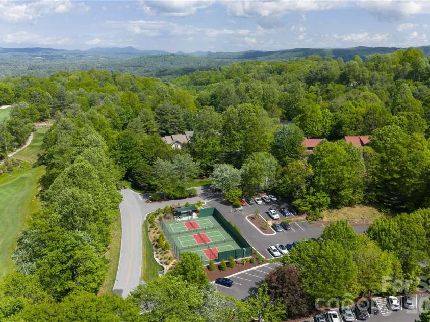 305 Piney Knoll Lane, Hendersonville, NC 28739.  MLS# CAR4386427, YatesRealty ID 28638. 
