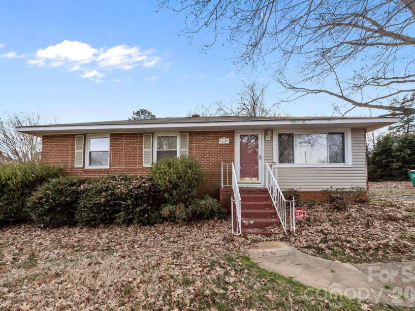 400 Sharview Circle, Charlotte, NC 28217.  MLS# CAR4350382, YatesRealty ID 2864. 
