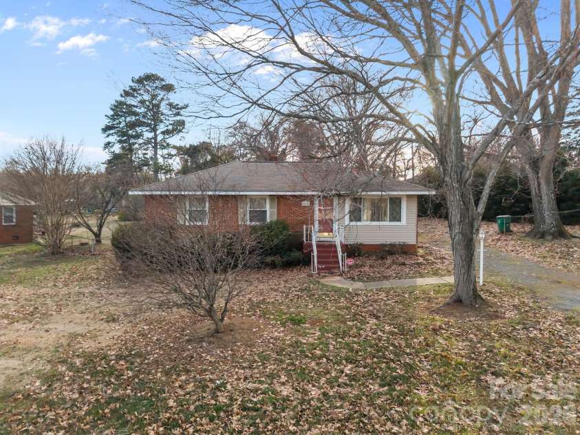 400 Sharview Circle, Charlotte, NC 28217.  MLS# CAR4350382, YatesRealty ID 2864. 