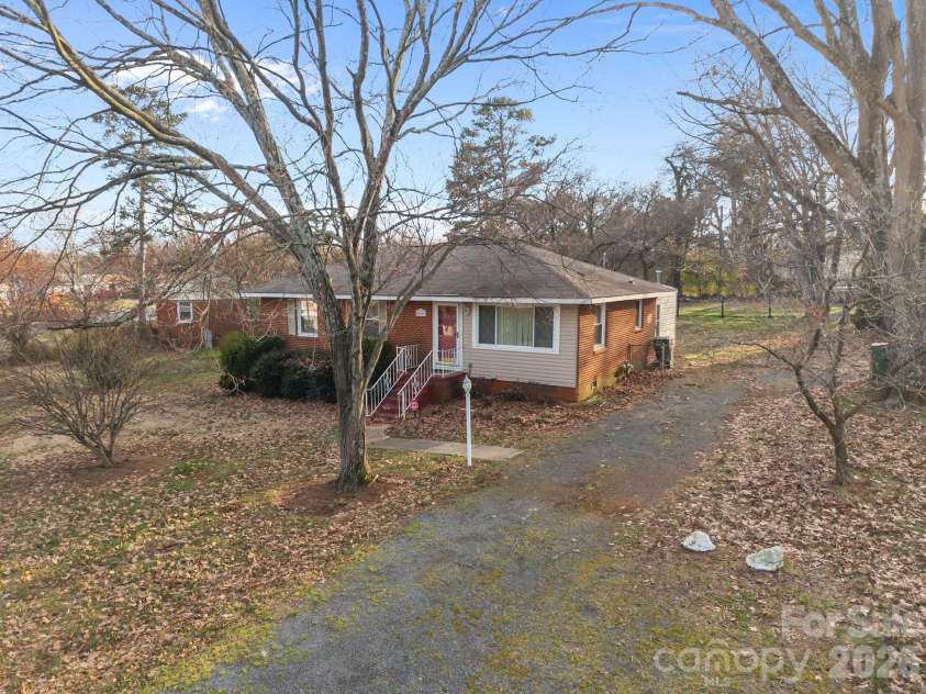 400 Sharview Circle, Charlotte, NC 28217.  MLS# CAR4350382, YatesRealty ID 2864. 