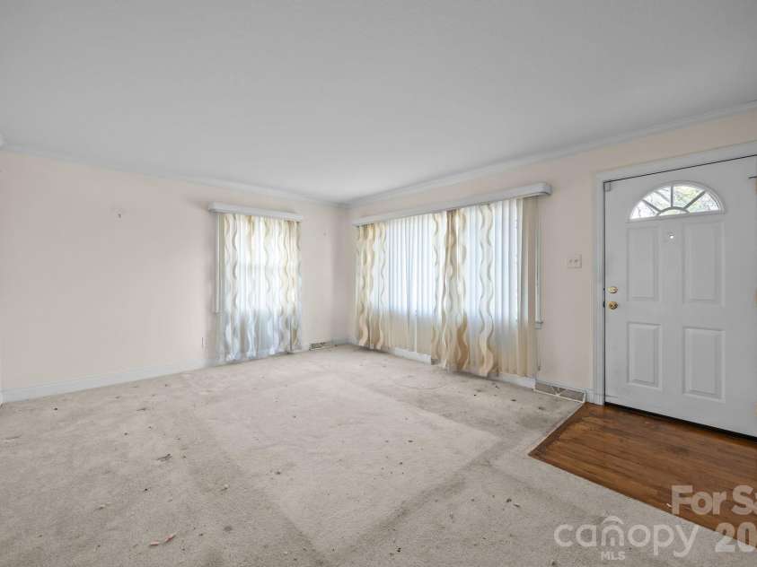 400 Sharview Circle, Charlotte, NC 28217.  MLS# CAR4350382, YatesRealty ID 2864. 