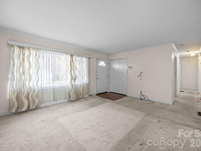 400 Sharview Circle, Charlotte, NC 28217.  MLS# CAR4350382, YatesRealty ID 2864. 