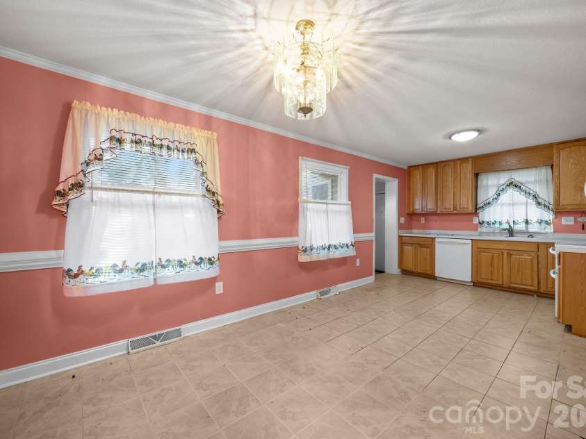 400 Sharview Circle, Charlotte, NC 28217.  MLS# CAR4350382, YatesRealty ID 2864. 