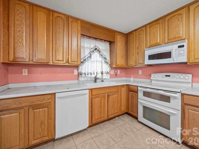 400 Sharview Circle, Charlotte, NC 28217.  MLS# CAR4350382, YatesRealty ID 2864. 