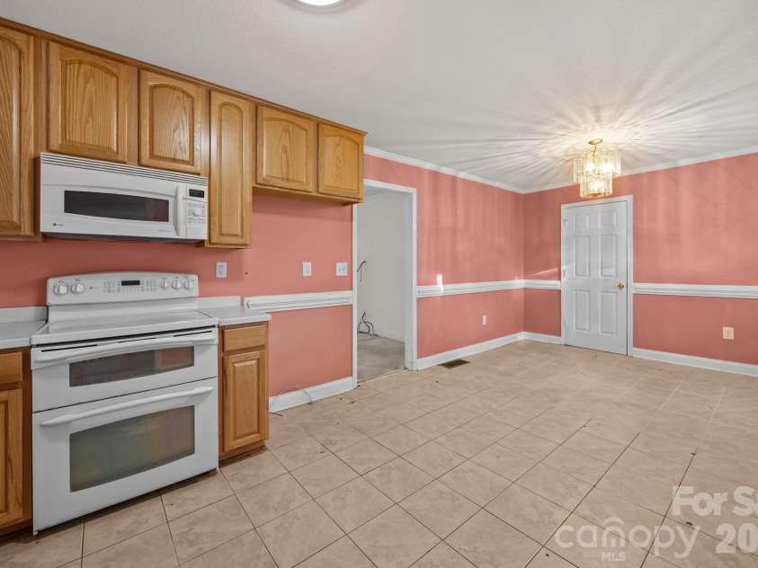 400 Sharview Circle, Charlotte, NC 28217.  MLS# CAR4350382, YatesRealty ID 2864. 