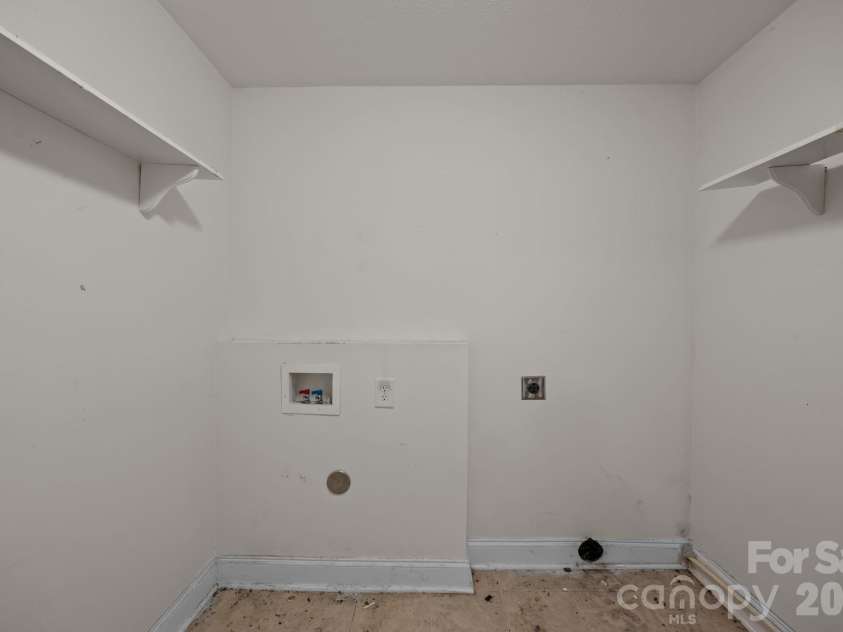400 Sharview Circle, Charlotte, NC 28217.  MLS# CAR4350382, YatesRealty ID 2864. 