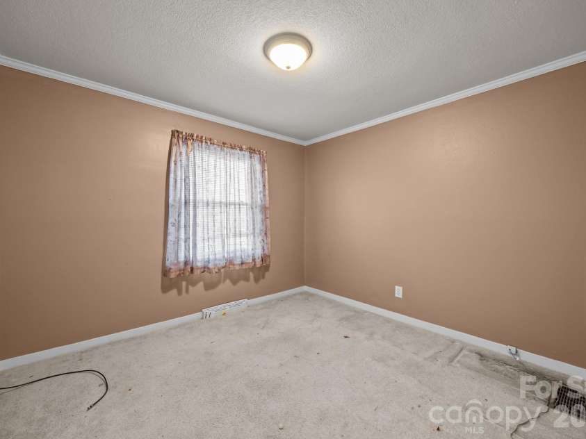 400 Sharview Circle, Charlotte, NC 28217.  MLS# CAR4350382, YatesRealty ID 2864. 