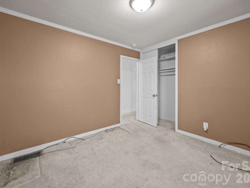400 Sharview Circle, Charlotte, NC 28217.  MLS# CAR4350382, YatesRealty ID 2864. 