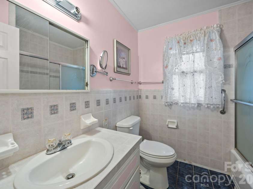 400 Sharview Circle, Charlotte, NC 28217.  MLS# CAR4350382, YatesRealty ID 2864. 