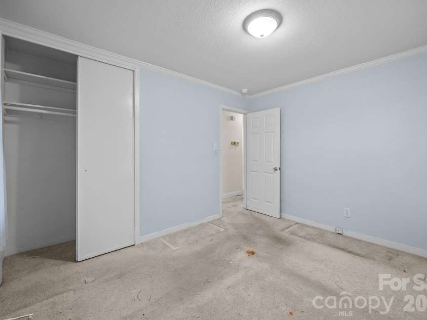 400 Sharview Circle, Charlotte, NC 28217.  MLS# CAR4350382, YatesRealty ID 2864. 