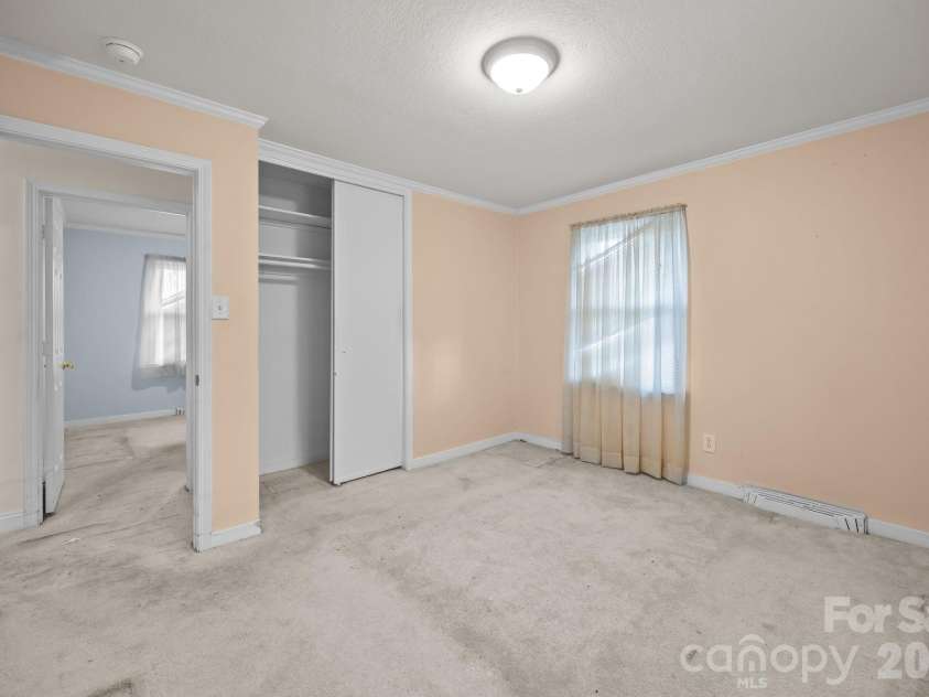 400 Sharview Circle, Charlotte, NC 28217.  MLS# CAR4350382, YatesRealty ID 2864. 