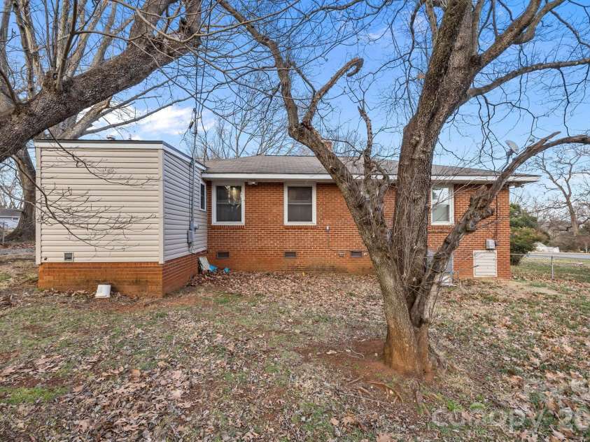400 Sharview Circle, Charlotte, NC 28217.  MLS# CAR4350382, YatesRealty ID 2864. 