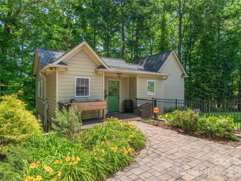 668 Link Road, Lexington, NC 27295.  MLS# CAR4389392, YatesRealty ID 28643. 