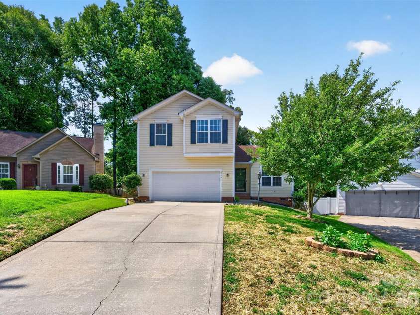 2539 Thornfield Road, Charlotte, NC 28273.  MLS# CAR4388875, YatesRealty ID 28644. 