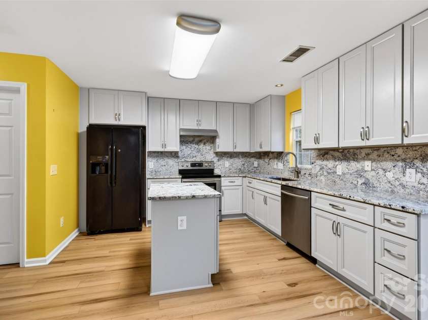 2539 Thornfield Road, Charlotte, NC 28273.  MLS# CAR4388875, YatesRealty ID 28644. 
