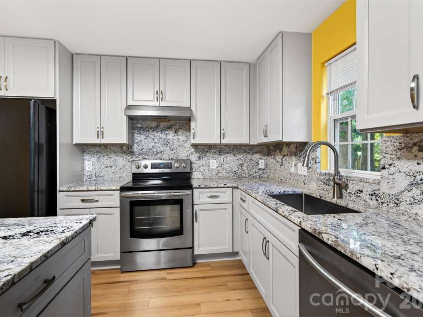 2539 Thornfield Road, Charlotte, NC 28273.  MLS# CAR4388875, YatesRealty ID 28644. 