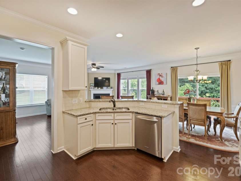 3437 Park South Station Boulevard, Charlotte, NC 28210.  MLS# CAR4387185, YatesRealty ID 28646. 