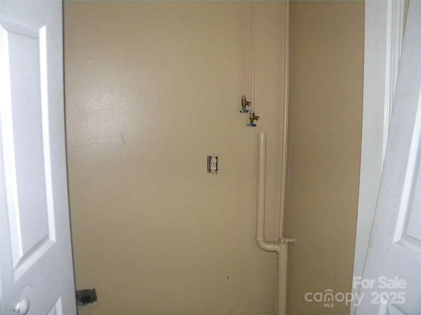 390 Torbush Drive, Salisbury, NC 28144.  MLS# CAR4284924, YatesRealty ID 28647. Laundry
