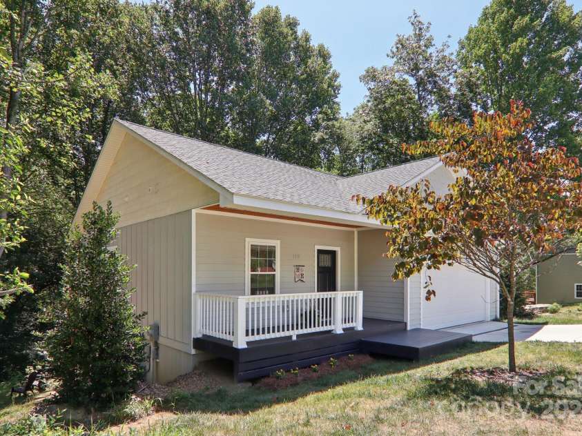 113 Briarcreek Court, Hendersonville, NC 28739.  MLS# CAR4194402, YatesRealty ID 2865. 