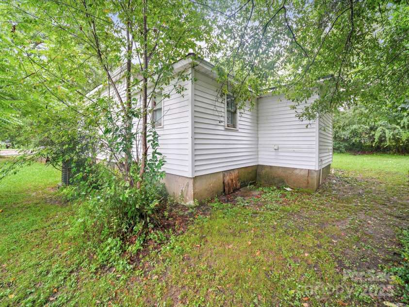509 Holly Street, Dallas, NC 28034.  MLS# CAR4286146, YatesRealty ID 28655. 