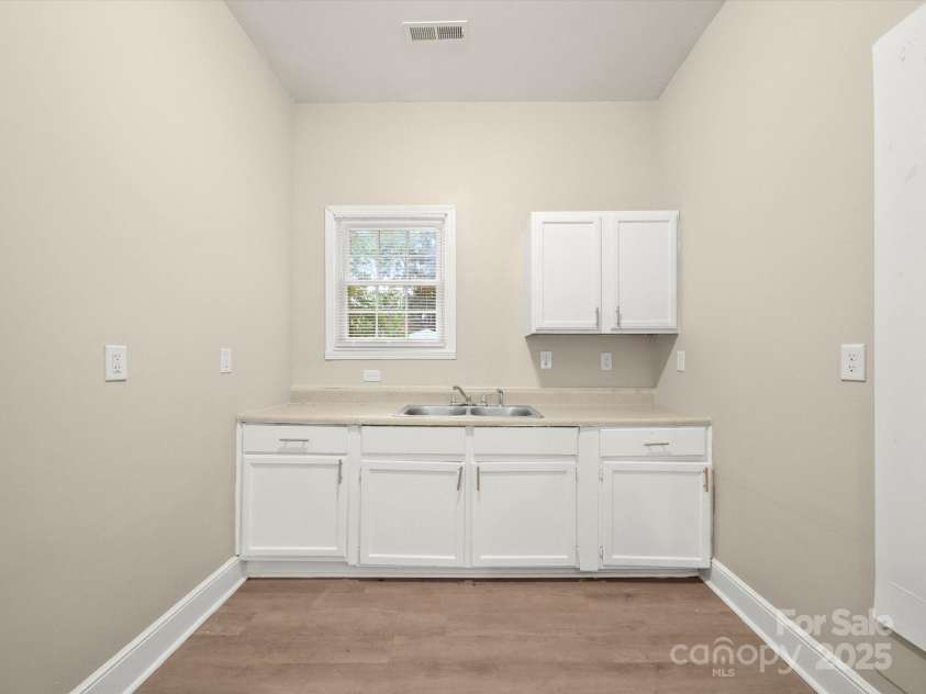 509 Holly Street, Dallas, NC 28034.  MLS# CAR4286146, YatesRealty ID 28655. 