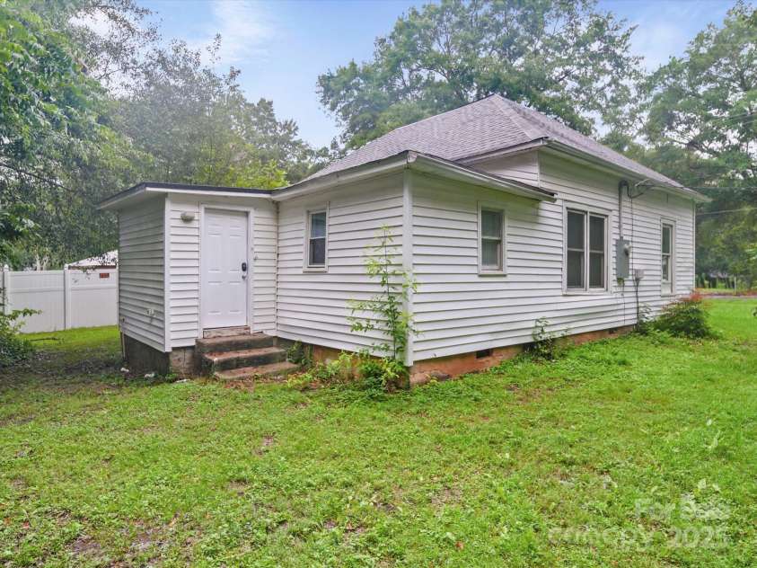 509 Holly Street, Dallas, NC 28034.  MLS# CAR4286146, YatesRealty ID 28655. 