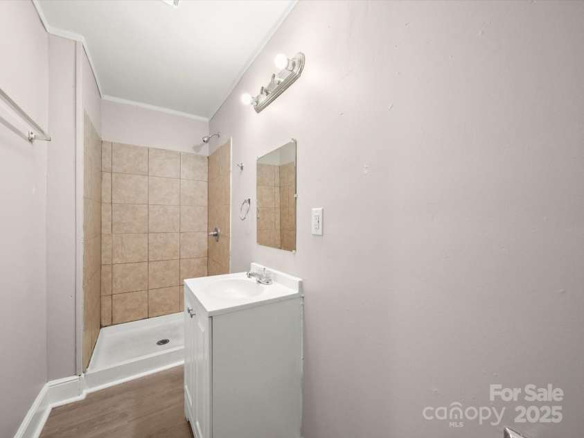 509 Holly Street, Dallas, NC 28034.  MLS# CAR4286146, YatesRealty ID 28655. Attached Primary Bath