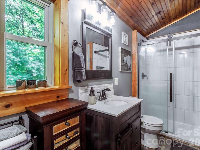 762 Willow Lakes Drive, Rutherfordton, NC 28139.  MLS# CAR4389394, YatesRealty ID 28657. Upper level full bath