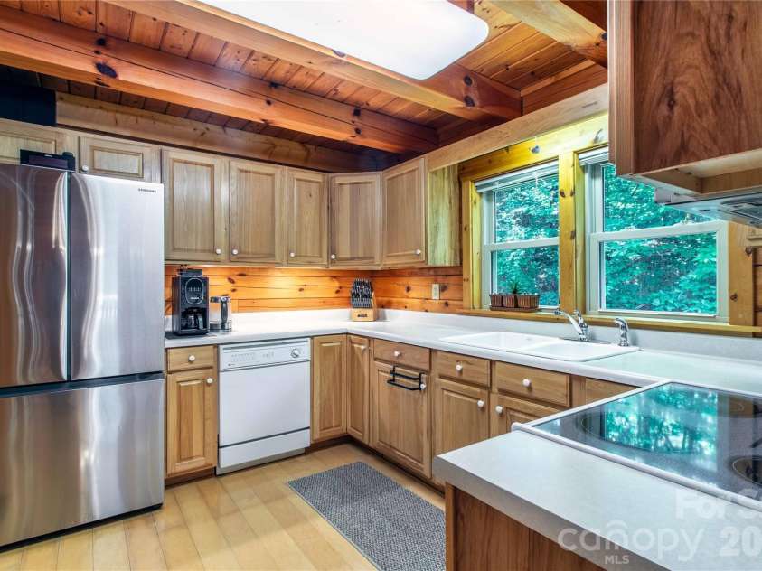 762 Willow Lakes Drive, Rutherfordton, NC 28139.  MLS# CAR4389394, YatesRealty ID 28657. Well equipped modern kitchen