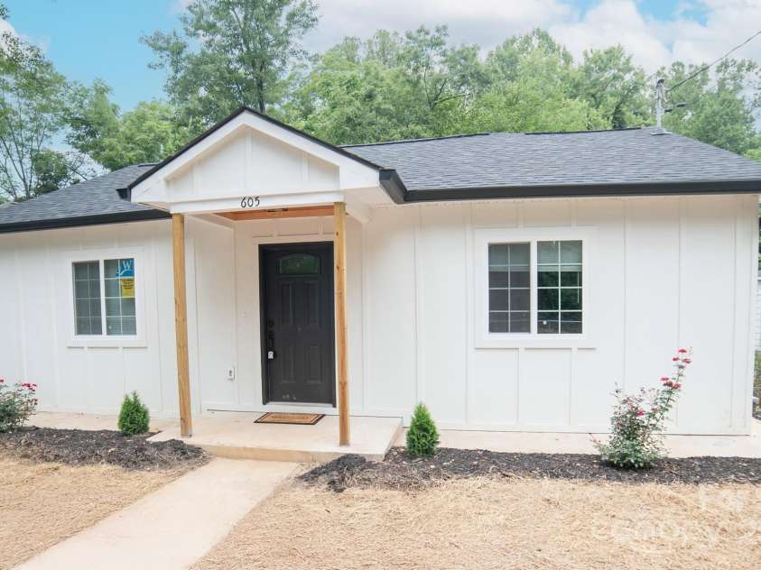 605 Vance Street, Lenoir, NC 28645.  MLS# CAR4285943, YatesRealty ID 28659. 