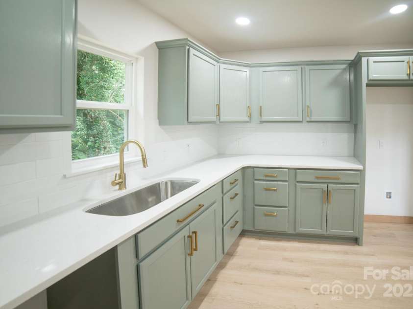 605 Vance Street, Lenoir, NC 28645.  MLS# CAR4285943, YatesRealty ID 28659. 