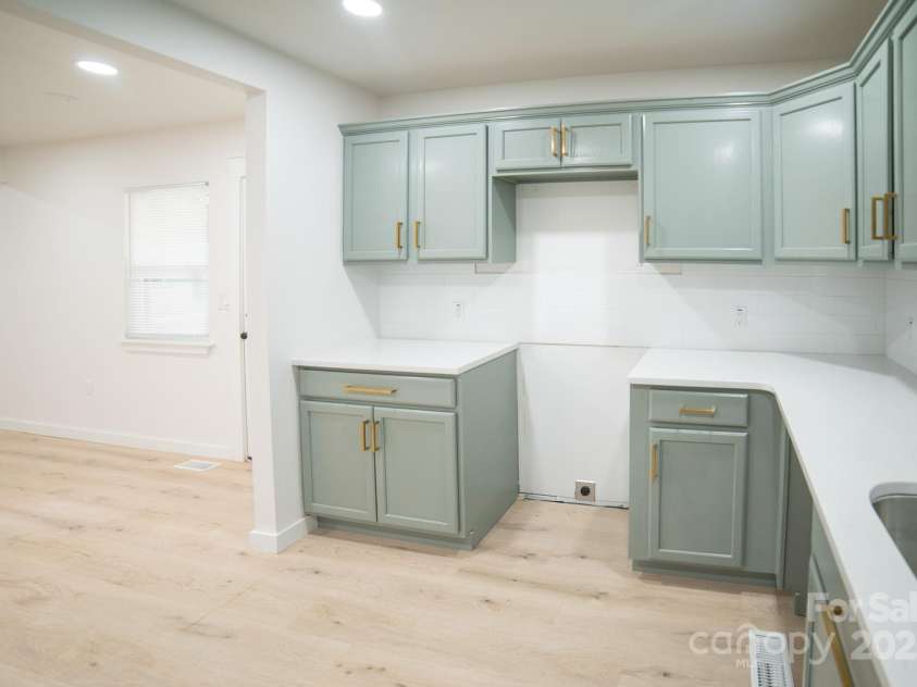 605 Vance Street, Lenoir, NC 28645.  MLS# CAR4285943, YatesRealty ID 28659. 