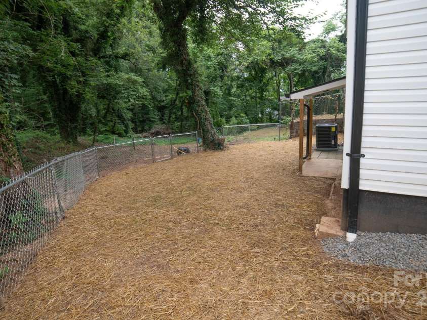 605 Vance Street, Lenoir, NC 28645.  MLS# CAR4285943, YatesRealty ID 28659. 