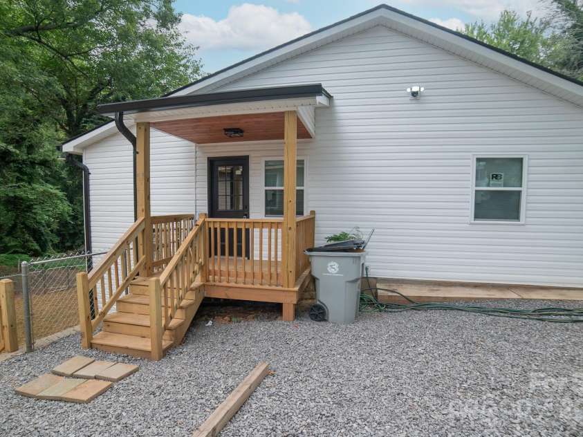605 Vance Street, Lenoir, NC 28645.  MLS# CAR4285943, YatesRealty ID 28659. 