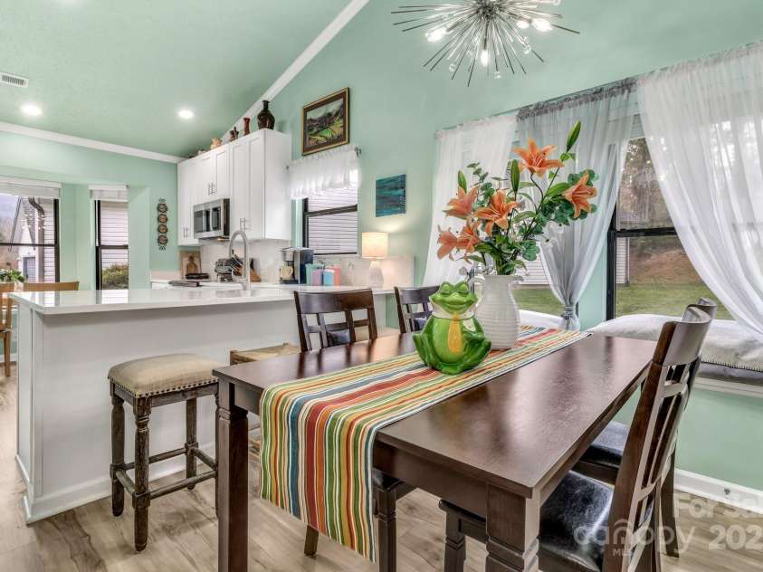 121 Cimarron Drive, Asheville, NC 28803.  MLS# CAR4323106, YatesRealty ID 2866. 