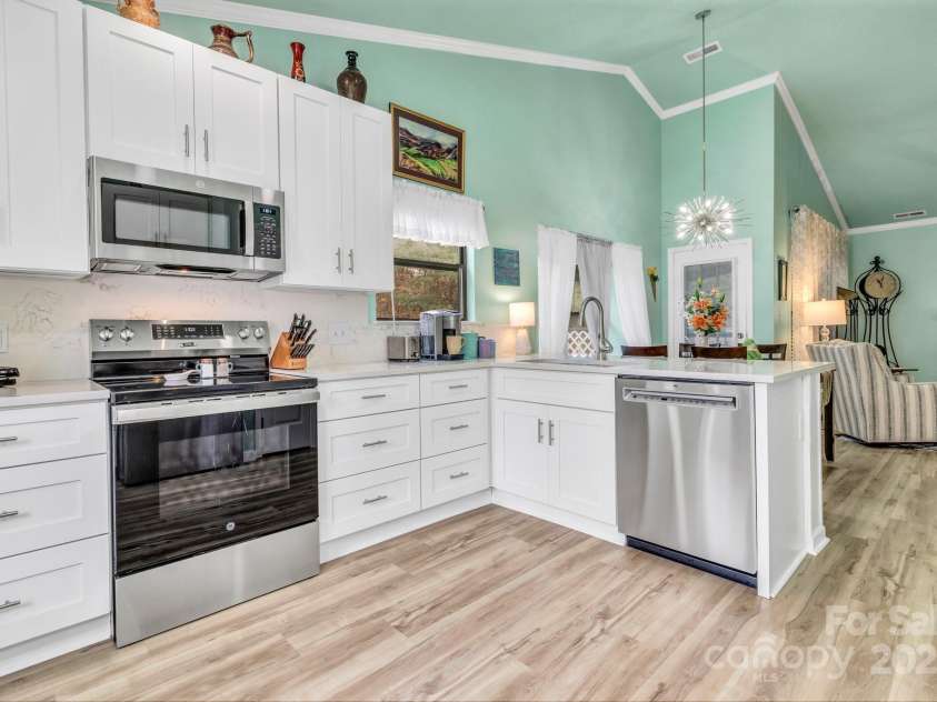 121 Cimarron Drive, Asheville, NC 28803.  MLS# CAR4323106, YatesRealty ID 2866. 